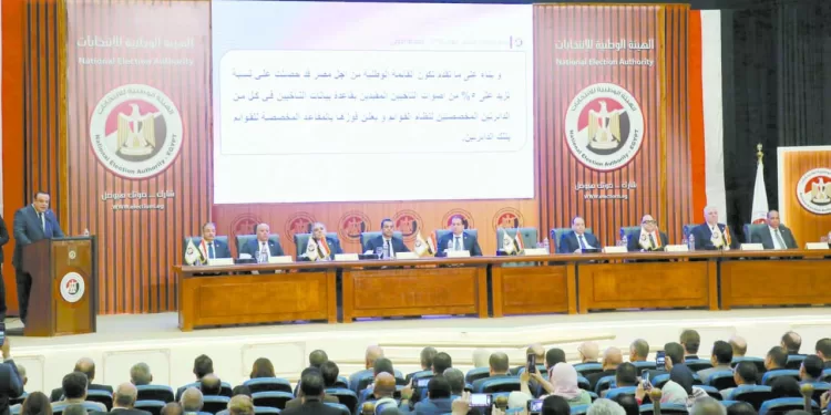 إنقاذ مبنى البنك العثمانى بـ «المنشية» من حريق بعد التهام النيران أكشاك بيع الاحذية بجواره