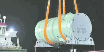 إنقاذ مبنى البنك العثمانى بـ «المنشية» من حريق بعد التهام النيران أكشاك بيع الاحذية بجواره