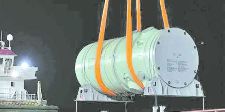 إنقاذ مبنى البنك العثمانى بـ «المنشية» من حريق بعد التهام النيران أكشاك بيع الاحذية بجواره