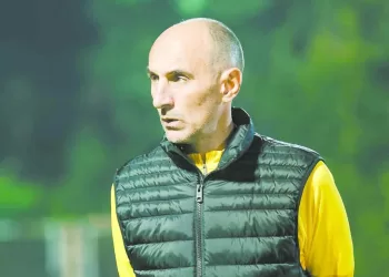 إنقاذ مبنى البنك العثمانى بـ «المنشية» من حريق بعد التهام النيران أكشاك بيع الاحذية بجواره