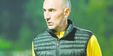 إنقاذ مبنى البنك العثمانى بـ «المنشية» من حريق بعد التهام النيران أكشاك بيع الاحذية بجواره