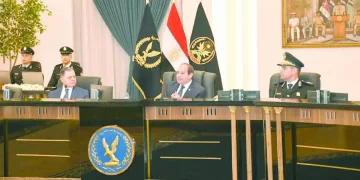 إنقاذ مبنى البنك العثمانى بـ «المنشية» من حريق بعد التهام النيران أكشاك بيع الاحذية بجواره