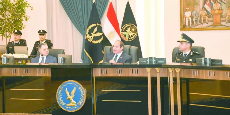 إنقاذ مبنى البنك العثمانى بـ «المنشية» من حريق بعد التهام النيران أكشاك بيع الاحذية بجواره