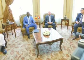 إنقاذ مبنى البنك العثمانى بـ «المنشية» من حريق بعد التهام النيران أكشاك بيع الاحذية بجواره