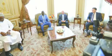 إنقاذ مبنى البنك العثمانى بـ «المنشية» من حريق بعد التهام النيران أكشاك بيع الاحذية بجواره