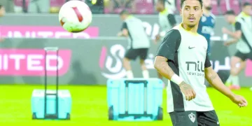 إنقاذ مبنى البنك العثمانى بـ «المنشية» من حريق بعد التهام النيران أكشاك بيع الاحذية بجواره