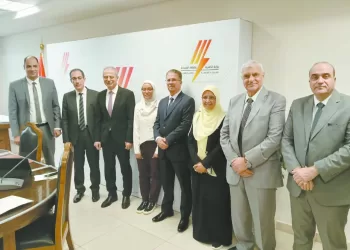 إنقاذ مبنى البنك العثمانى بـ «المنشية» من حريق بعد التهام النيران أكشاك بيع الاحذية بجواره