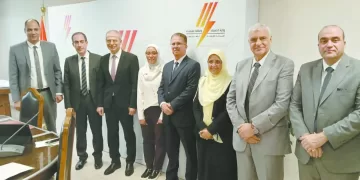 إنقاذ مبنى البنك العثمانى بـ «المنشية» من حريق بعد التهام النيران أكشاك بيع الاحذية بجواره