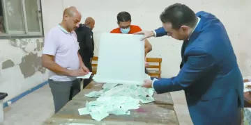 إنقاذ مبنى البنك العثمانى بـ «المنشية» من حريق بعد التهام النيران أكشاك بيع الاحذية بجواره