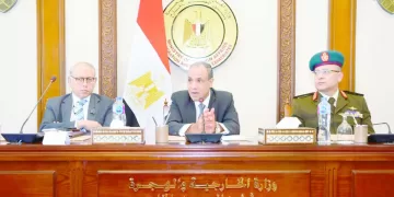 إنقاذ مبنى البنك العثمانى بـ «المنشية» من حريق بعد التهام النيران أكشاك بيع الاحذية بجواره