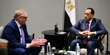 مدبولي يلتقي مسؤولي «أنجلو جولد أشانتي» في جوهانسبرج لبحث دعم استثمارات الذهب في مصر