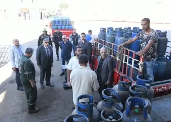 محافظ الدقهلية يفاجئ مصنع غاز بطلخا للتأكد من أوزان الأسطوانات ومطابقتها للمواصفات 9 - جريدة الجمهورية محافظ الدقهلية يفاجئ مصنع غاز بطلخا للتأكد من أوزان الأسطوانات ومطابقتها للمواصفات