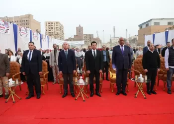 محافظ القاهرة ووزير الشباب يشهدان توزيع أجهزة 150 عروس ضمن «فرحة مصر»