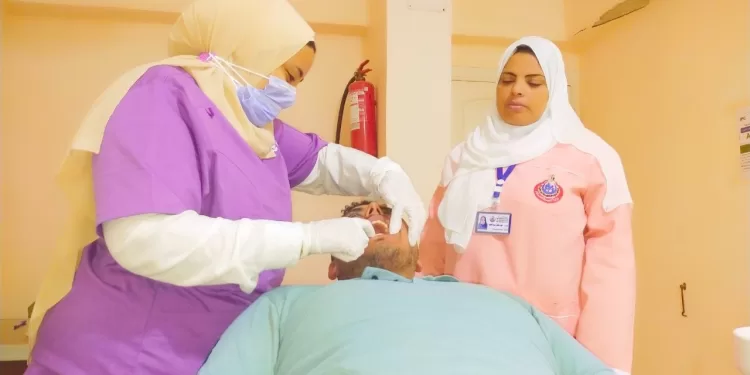 علاج ١٣٥٥ مواطنًا بقافلة طبية في قرية بالشرقية