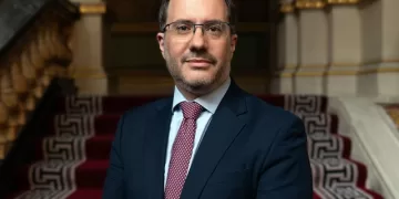 السفير البريطاني: المتحف المصري الكبير مؤسسة مذهلة وعرض يليق بعجائب مصر القديمة