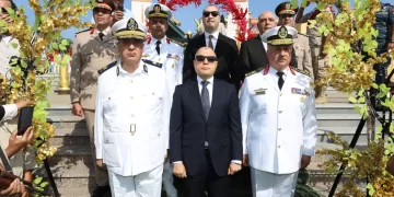 محافظ كفر الشيخ يضع إكليل الزهور على النصب التذكاري لشهداء معركة البرلس البحرية بحضور قيادات القوات البحرية والأمنية