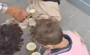 امرأة تستحق «الشنق» ألقت بأطفالها الثلاثة في الشارع هربًا من المسؤولية.. الفيديو كشف المتهمة والأهالي أنقذوا الضحايا