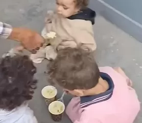 امرأة تستحق «الشنق» ألقت بأطفالها الثلاثة في الشارع هربًا من المسؤولية.. الفيديو كشف المتهمة والأهالي أنقذوا الضحايا 4 - جريدة الجمهورية امرأة تستحق «الشنق» ألقت بأطفالها الثلاثة في الشارع هربًا من المسؤولية.. الفيديو كشف المتهمة والأهالي أنقذوا الضحايا