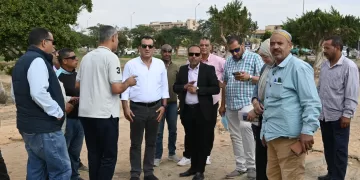 رئيس جهاز العاشر من رمضان يتابع أعمال النظافة وتطوير المسطحات الخضراء في عدد من الأحياء