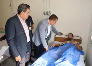 محافظ المنوفية يطمئن على حالة المصابين في حريق مصنع كيماويات بالسادات