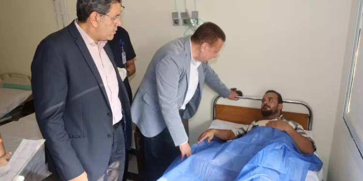 محافظ المنوفية يطمئن على حالة المصابين في حريق مصنع كيماويات بالسادات