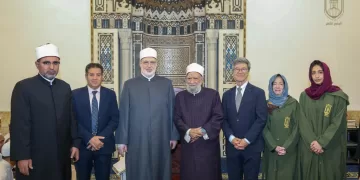 البروفيسور جيفري ساكس في جولة بالجامع الأزهر