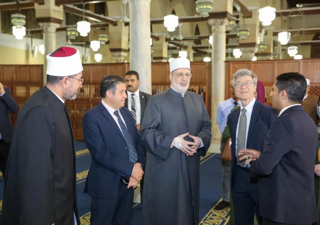 البروفيسور جيفري ساكس في جولة بالجامع الأزهر 2 - جريدة الجمهورية WhatsApp Image 2025 11 11 at 8.08.29 PM 1 - جريدة الجمهورية