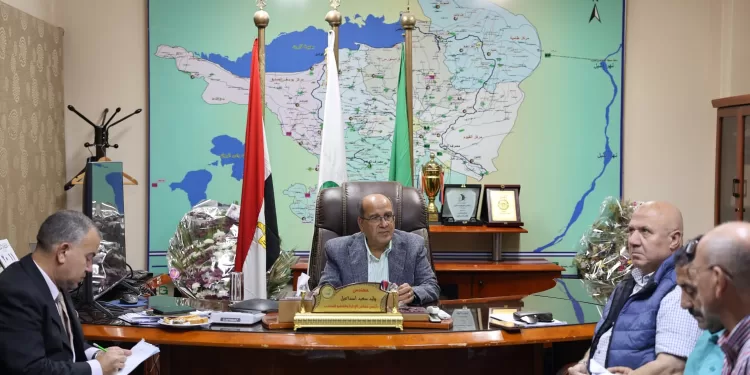 رئيس «القابضة لمياه الشرب» يتابع مشروعات «حياة كريمة» بالفيوم