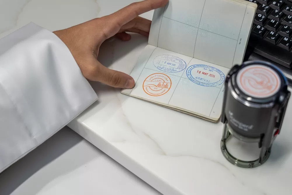 مبادرة فريدة: مطار الشارقة يستقبل القادمين بختم «معرض الشارقة الدولي للكتاب» 2 - جريدة الجمهورية WhatsApp Image 2025 11 13 at 10.31.13 PM 1 - جريدة الجمهورية