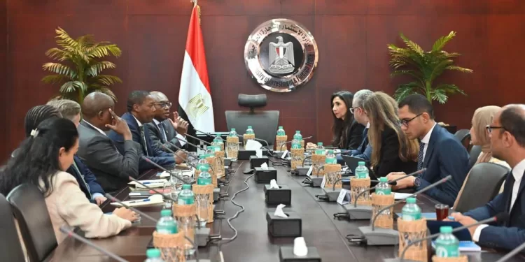 وزارة الاستثمار تستقبل وفد ستاندرد بنك لبحث فرص التعاون وتمويل المشروعات بالقارة