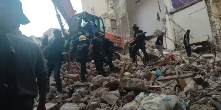 إنقاذ أربع أسر ومصرع شاب نائم في حادث انهيار عقار بالإسكندرية 1 - جريدة الجمهورية إنقاذ أربع أسر ومصرع شاب نائم في حادث انهيار عقار بالإسكندرية