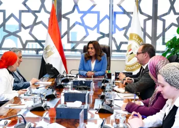 د. منال عوض تبحث تطوير مركز التميز لمواجهة التغيرات المناخية بـ«الذكاء الاصطناعي»