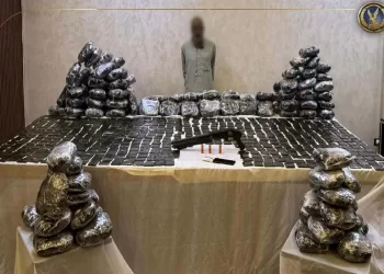 مصرع 3 عناصر شديدة الخطورة بعد معركة مع الشرطة.. وضبط أعوانهم بـ«طن سموم مخدرة» و150 بندقية 4 - جريدة الجمهورية مصرع 3 عناصر شديدة الخطورة بعد معركة مع الشرطة.. وضبط أعوانهم بـ«طن سموم مخدرة» و150 بندقية