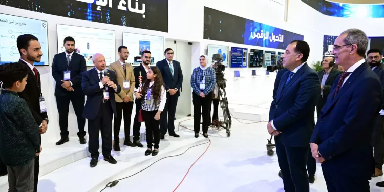 رئيس الوزراء يناقش عددًا من خريجي مبادرات وزارة الاتصالات وأصحاب الشركات الناشئة حول مشروعاتهم 1 - جريدة الجمهورية رئيس الوزراء يناقش عددًا من خريجي مبادرات وزارة الاتصالات وأصحاب الشركات الناشئة حول مشروعاتهم