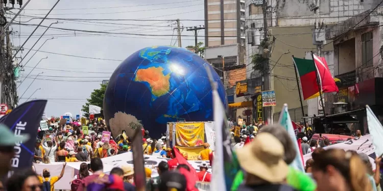 غرينبيس تطالب COP30 بخطة واضحة للتخلص من الوقود الأحفوري وتمويل مناخي عادل