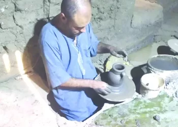 د.محمود مؤرخ من حوارى الفواخير.. أشطر “فنان خزف” فى صناعة التراث