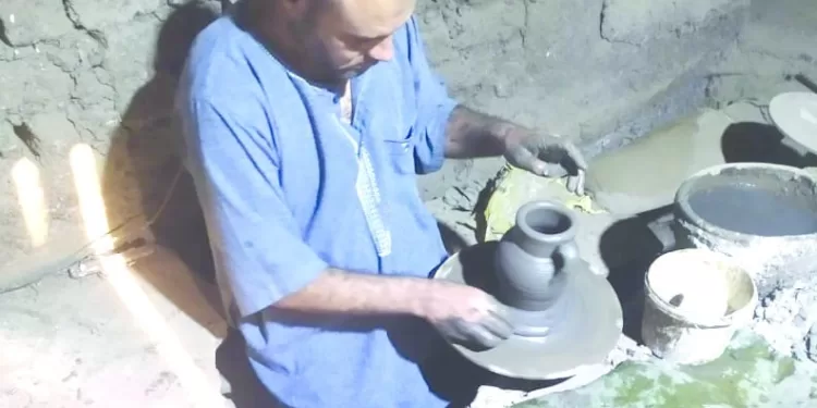 د.محمود مؤرخ من حوارى الفواخير.. أشطر “فنان خزف” فى صناعة التراث