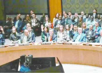 إنقاذ مبنى البنك العثمانى بـ «المنشية» من حريق بعد التهام النيران أكشاك بيع الاحذية بجواره