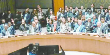 إنقاذ مبنى البنك العثمانى بـ «المنشية» من حريق بعد التهام النيران أكشاك بيع الاحذية بجواره