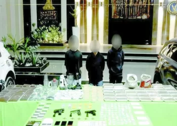 إنقاذ مبنى البنك العثمانى بـ «المنشية» من حريق بعد التهام النيران أكشاك بيع الاحذية بجواره