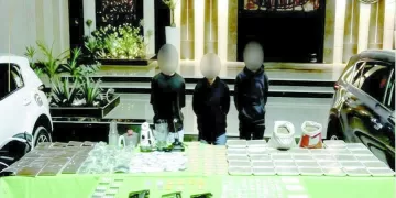 إنقاذ مبنى البنك العثمانى بـ «المنشية» من حريق بعد التهام النيران أكشاك بيع الاحذية بجواره