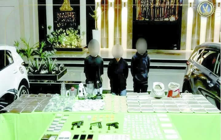 إنقاذ مبنى البنك العثمانى بـ «المنشية» من حريق بعد التهام النيران أكشاك بيع الاحذية بجواره