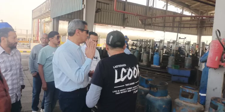 محافظ السويس يشن جولة مفاجئة لضبط الأسواق والأسعار