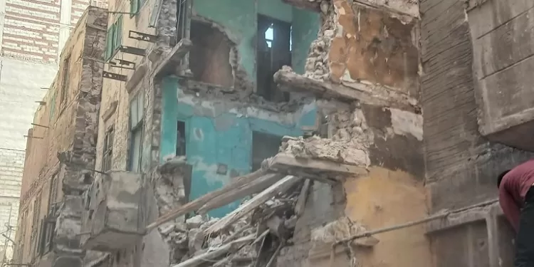 بعد انهيار 4 طوابق.. النيابة تحقق وتستدعي مسؤولي حي الجمرك بالإسكندرية