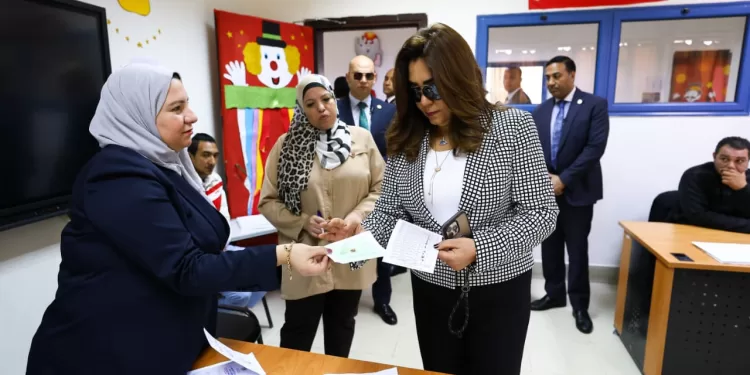 وزيرة التنمية المحلية تُدلي بصوتها في التجمع الأول 1 - جريدة الجمهورية وزيرة التنمية المحلية تُدلي بصوتها في التجمع الأول