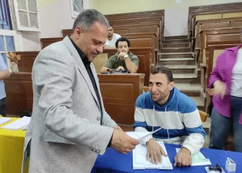 محافظ الشرقية يُدلي بصوته في انتخابات مجلس النواب