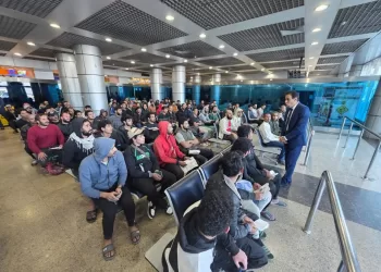 الخارجية تعيد 131 مصريًا من ليبيا ضمن جهود استعادة المحتجزين 4 - جريدة الجمهورية الخارجية تعيد 131 مصريًا من ليبيا ضمن جهود استعادة المحتجزين