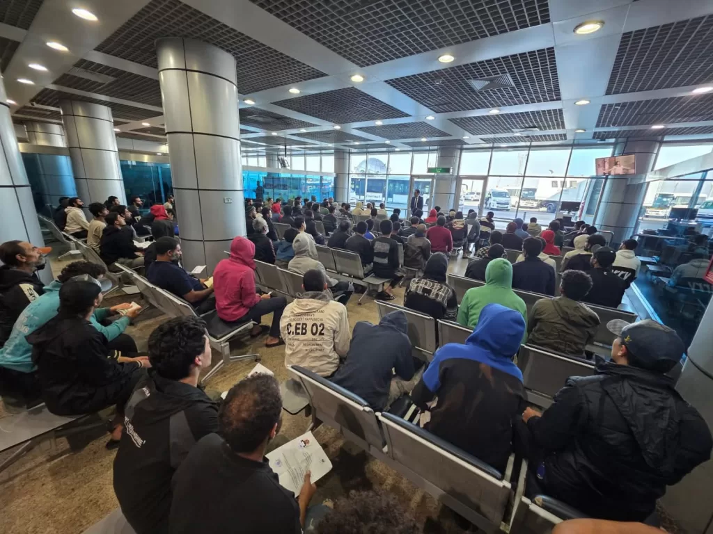 الخارجية تعيد 131 مصريًا من ليبيا ضمن جهود استعادة المحتجزين 2 - جريدة الجمهورية WhatsApp Image 2025 11 27 at 10.37.28 PM - جريدة الجمهورية