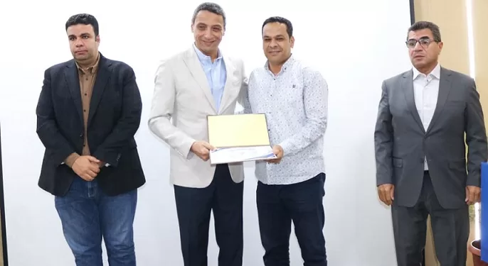 محافظ السويس يكرّم قيادات ومفتشي التموين لجهودهم في الرقابة على الأسواق