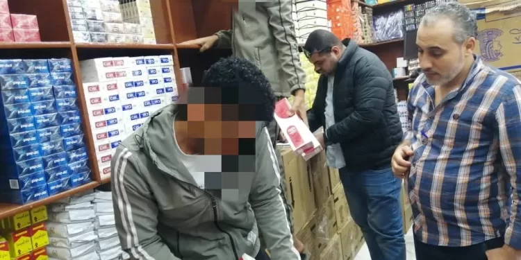 ضبط ١١ ألفًا و٧٥٠ عبوة سجائر مهربة في محل تجاري بشبين الكوم